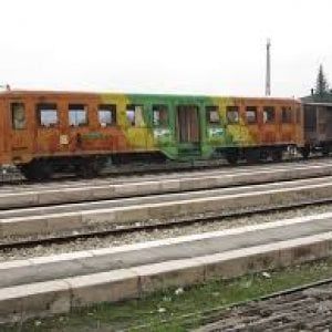 In bici tra i binari per 12 chilometri: la linea ferroviaria diventa una pista ciclabile