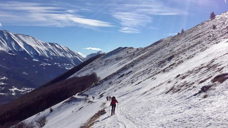 Dalle Dolomiti al Gran Sasso, le più belle ciaspolate italiane da scoprire quest’inverno