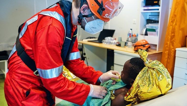Sea Eye, i 414 migranti approdano a Pozzallo. La ong tedesca accusa: "Frasi razziste al porto"