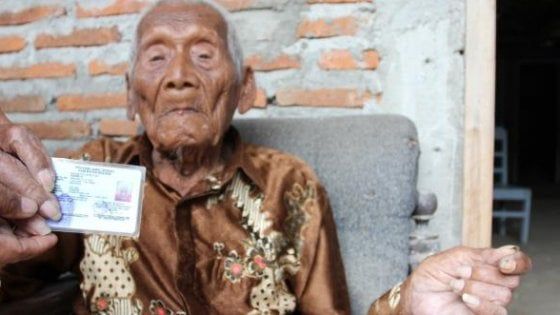 Indonesia, è morto l'uomo più vecchio del mondo: aveva 146 anni 