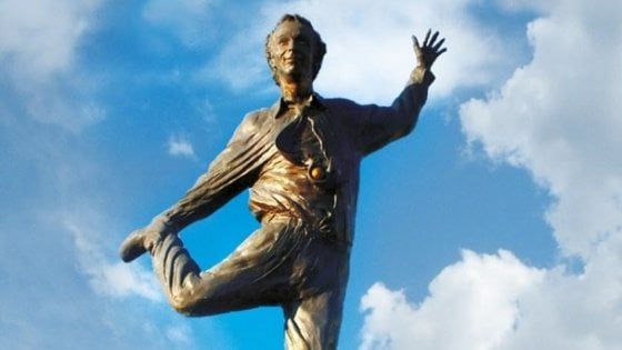 Imbrattata la statua di  Roberto Benigni nel paese natale