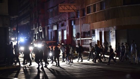 Blackout in Venezuela, Maduro accusa l'opposizione: "Sabotaggio"