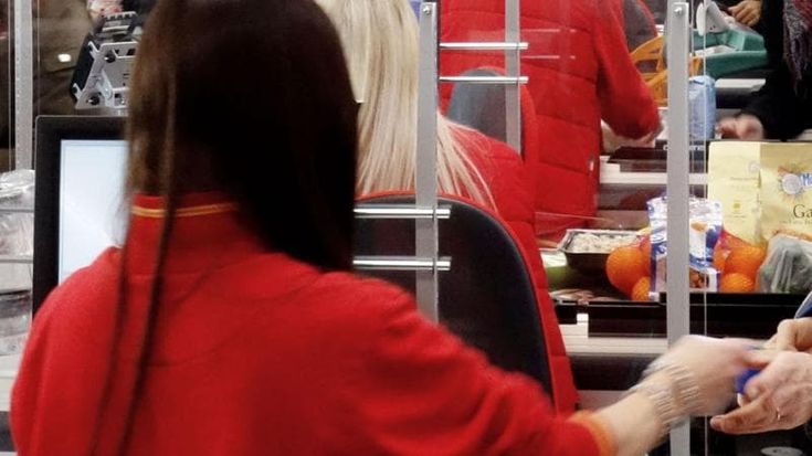 Sberle, sputi insulti e minacce: in aumento le cassiere aggredite nei supermercati. “Questo non è più lavoro”