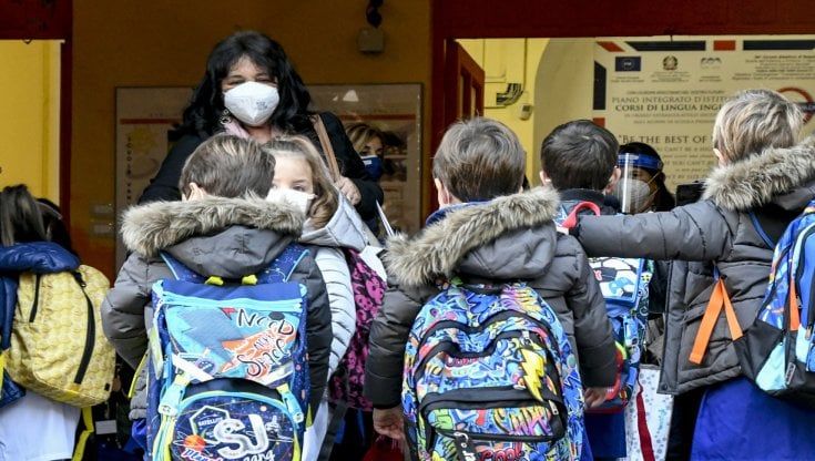 Covid, nelle scuole pugliesi meno di mille contagiati ma si va verso una nuova stretta. I docenti: "La dad è un caos"