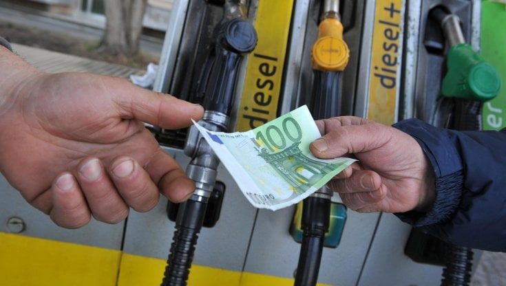Benzina, il prezzo sale a 1,65 euro al litro: carburante ai massimi da novembre 2018