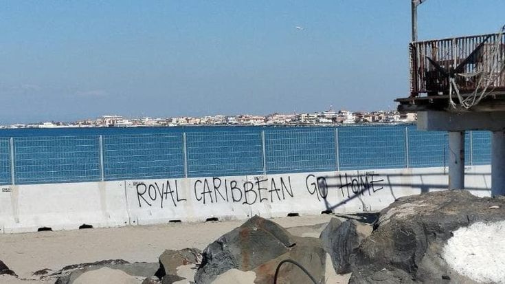 “Royal Caribbean go home” e “Baccini boia”, scritte e contestazioni per il porto crocieristico