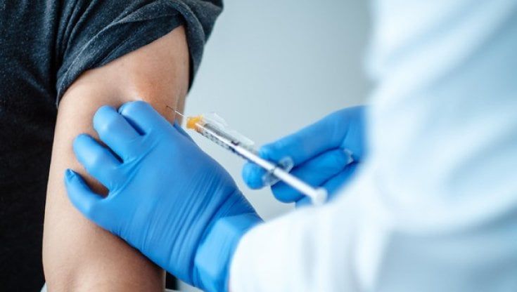 Vaccino Covid, che cosa si rischia se non si fa la seconda dose nei tempi giusti