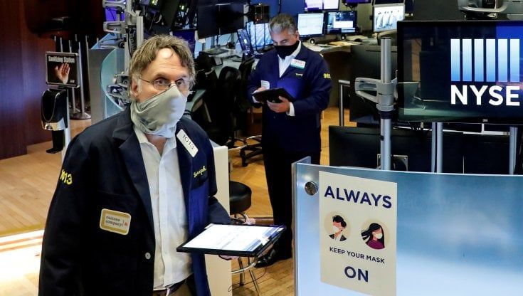 Pausa sui mercati dopo i rialzi: Milano perde lo 0,5%. Lo spread ferma la discesa dopo i minimi del rendimento dei Btp