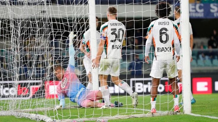 Verona-Venezia 2-1, fatale un errore del portiere Joronen
