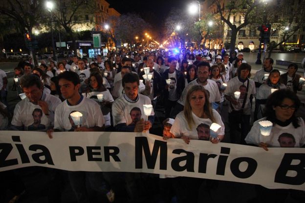 Fiaccolata per il cameraman ucciso: "La verit&agrave; per Mario"
