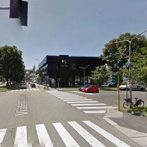 Milano, attraversa con il figlio di due anni in passeggino: investiti da un'auto 