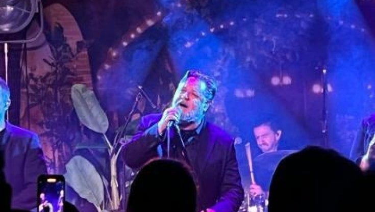 Russell Crowe in concerto a Taranto, l'annuncio del Gladiatore in italiano: "Ci vediamo lì"