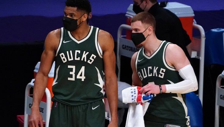Basket, Nba: super Antetokounmpo spinge Milwaukee, che debacle Golden State