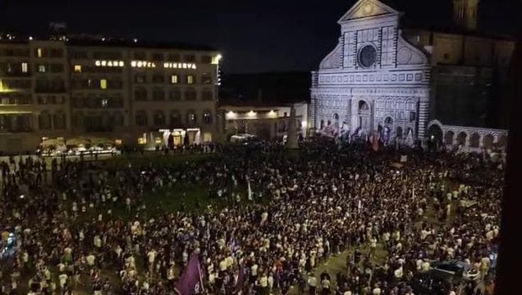 Tifosi in piazza Santa Maria Novella con Commisso per la festa viola