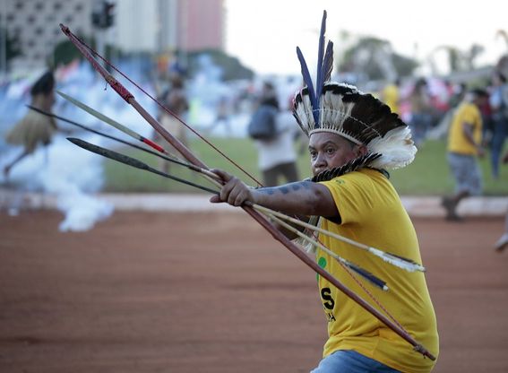 Brasilia, archi e frecce: la protesta degli Indios contro i Mondiali