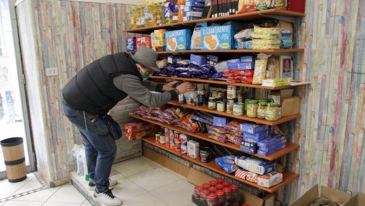 I nuovi poveri del coronavirus: a Milano il progetto di aiuti alimentari per 12 mila persone