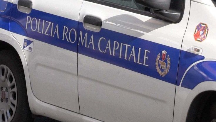 Giallo al Salario, cade dal terzo piano e finisce sul tetto di un'auto in transito: grave giovane spagnola