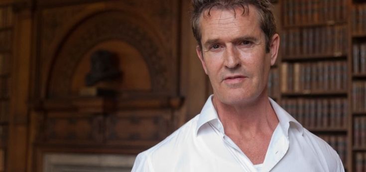 La rinascita di Rupert Everett: "Felice di non essere giovane. E stufo di fare l'amico gay"