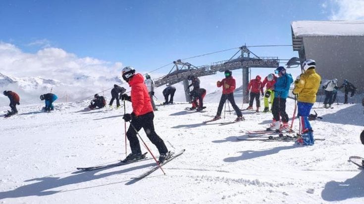 Vacanze sulla neve care, quasi 8mila euro a famiglia. E la settimana bianca diventa un weekend