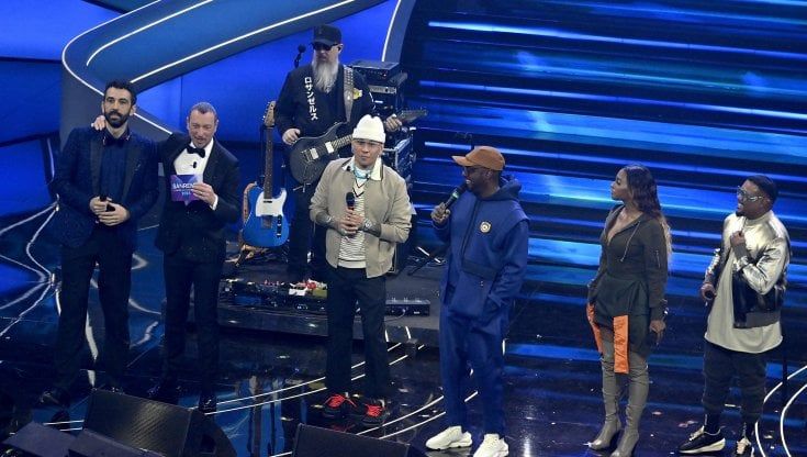 Bruno Corazza, chi è il corista di Sanremo traduttore dei Black Eyed Peas. 