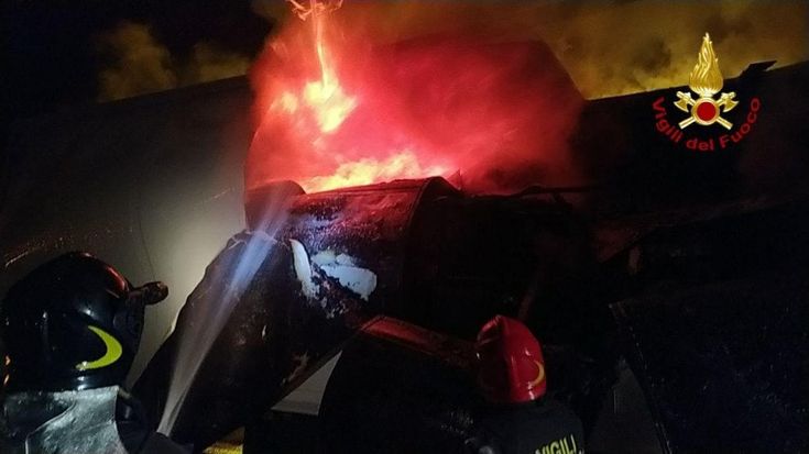 Bologna, tir a fuoco sull'A1, le fiamme poi l'esplosione