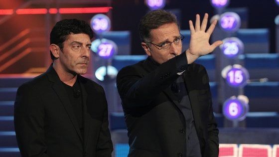'Ciao Darwin', un concorrente cade. Il cugino: "È grave". Lo show è posticipato ma solo "per saltare le feste"