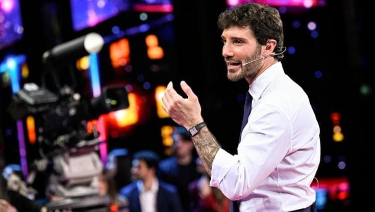 Chi conduce Sanremo 2027? Le voci su De Martino, le ipotesi in campo. Elisa: “Lusingata per il nome”