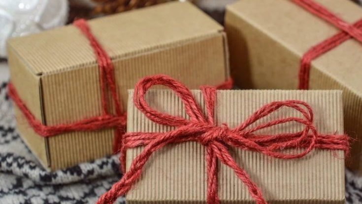 Natale, gli italiani regalano cibo e disinfettanti bio. Ma uno su tre non fa doni