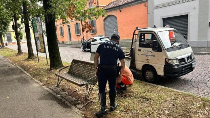 Polemica a Casalpusterlengo, Comune toglie le panche dal viale della stazione: “Usate come bivacco”