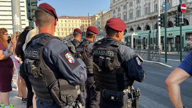 Pusher, borseggiatori e ricettatori: maxi blitz dei carabinieri a Termini, 19 arresti