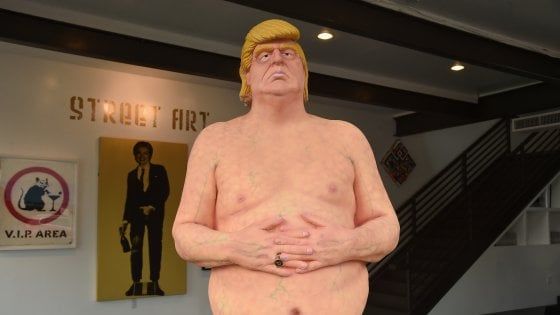 La statua di Trump nudo venduta all'asta. Sarà esposta in un museo del paranormale