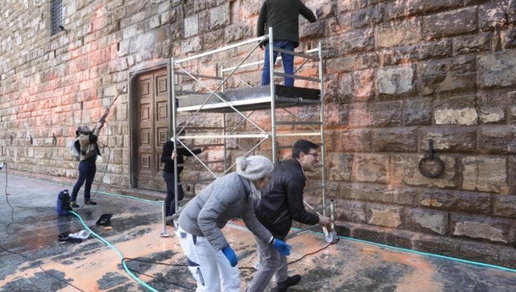 Costerà 26 mila euro togliere la vernice del blitz ambientalista sulla facciata di Palazzo Vecchio