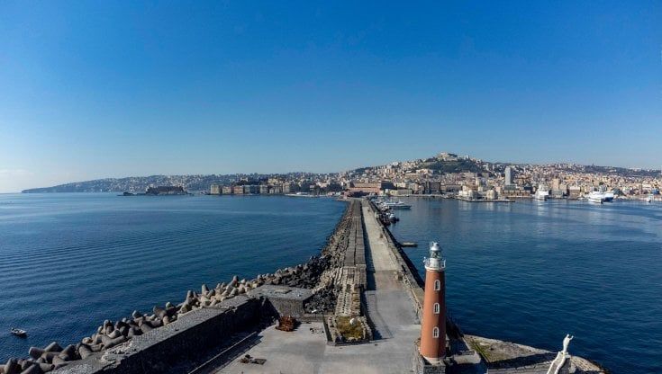 Napoli, il Molo San Vincenzo tra rifiuti e muri crollati: "Lo restituiremo alla città"