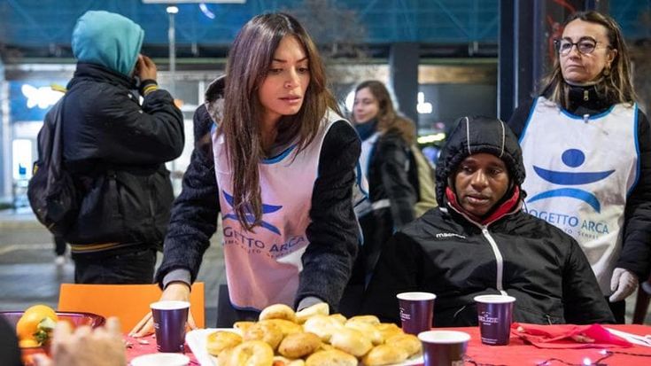 Elodie e Franz camerieri alla cena di Natale per i senzatetto milanesi