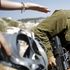 Soldato israeliano perde il controllo e ferma con violenza dodicenne palestinese 