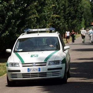 Varese, al parco prende il sole nudo: "Fa caldo". Maxi multa da 10mila euro