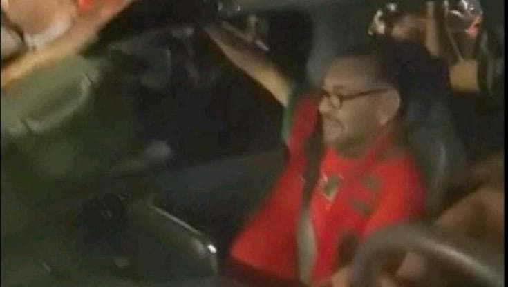 Il re del Marocco festeggia tra la folla la vittoria sulla Spagna ai Mondiali