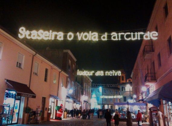 Le luminarie di Natale sono versi di poesie a Santarcangelo