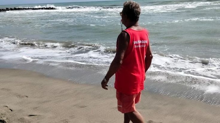 Mare mosso, a Ostia tre ragazze finiscono contro gli scogli e rischiano di annegare