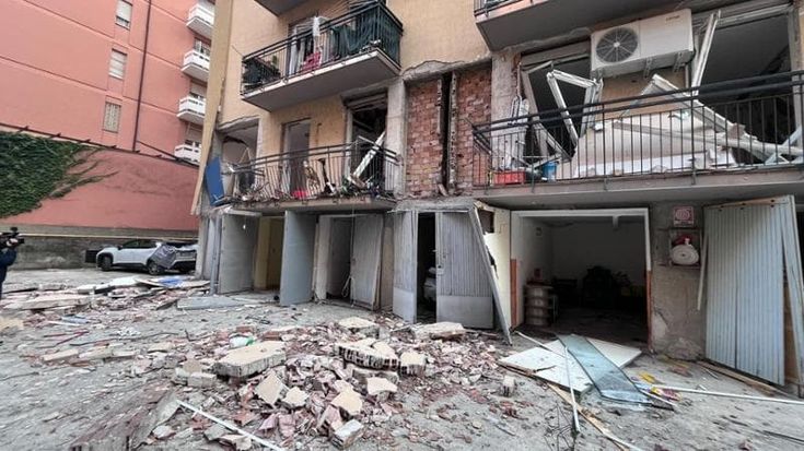Esplosione in centro a Bergamo: il tubo del gas era staccato, ipotesi incidente o gesto volontario