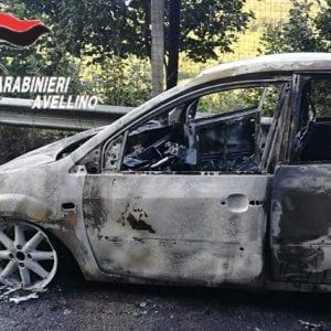 Auto in fiamme, il conducente non riesce a scappare: è gravissimo