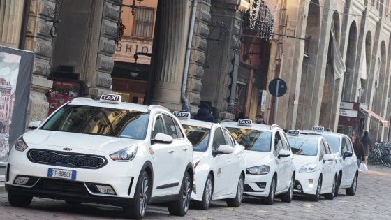 Coronavirus, a Bologna medici e infermieri in taxi a un euro