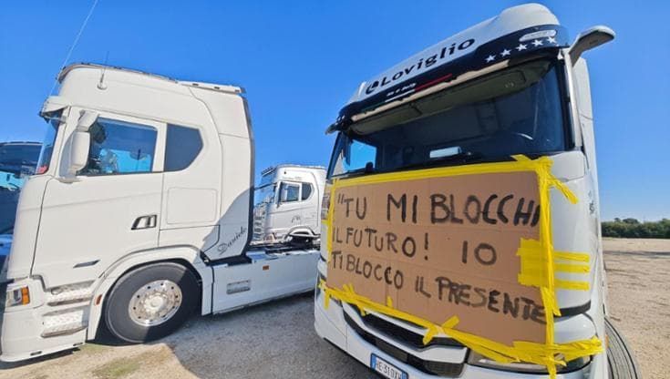 Autotrasportatori, il giorno della protesta a Bari contro il caro benzina. “Nessun passo indietro”