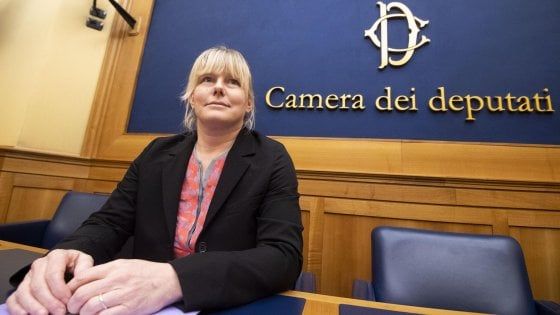 Sara Cunial in piazza con i sovranisti: "Non indosserò la mascherina, liberiamoci dai divieti sanitari"