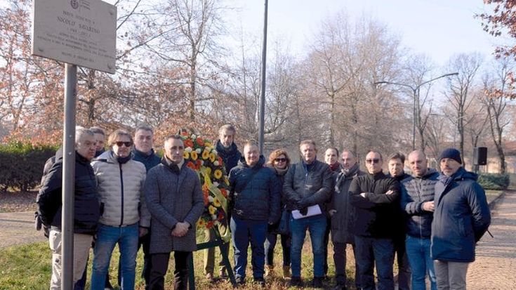 La protesta dei vigili al ricordo di Nicolò Savarino, il ghisa ucciso 12 anni fa: di spalle quando parlano l’assessore Granelli e il comandante Ciacci