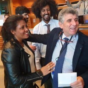 Pietro Bartolo riabbraccia Kebrat, la ragazza creduta morta dopo il naufragio di Lampedusa a cui ha salvato la vita