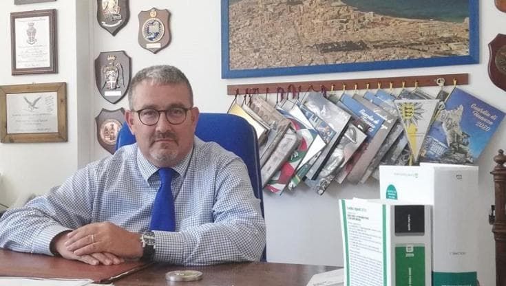 Torna De Falco, l’eccentrico pm ideato da Maurizio Agnello indaga sull’omicidio di un giudice