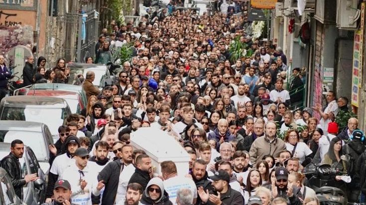 Napoli, dolore ai funerali di Arcangelo Correra. Il vescovo: “Basta morti. E dite sempre la verità”