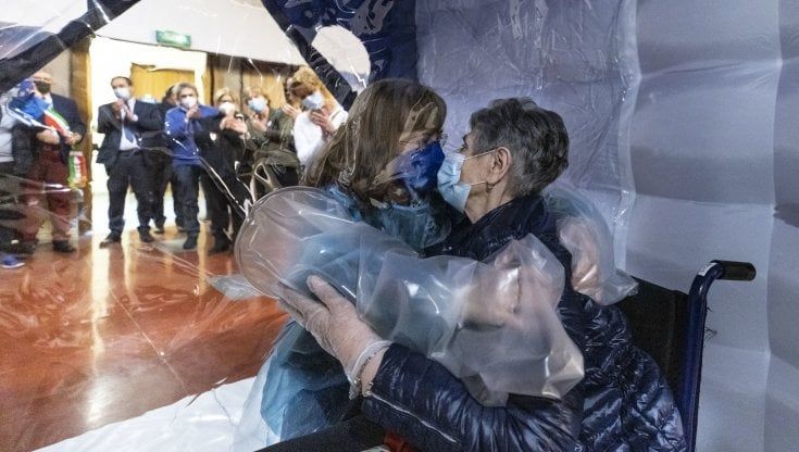 Coronavirus e vaccino in Lombardia, Moratti: "Aprite le case di riposo". Gara fra hub per il record di dosi
