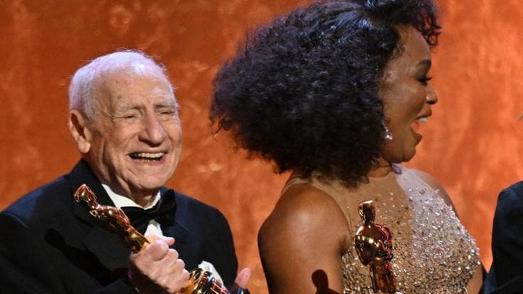 Mel Brooks, il regista di “Frankenstein Jr” compie 100 anni: “Ridere allunga la vita”